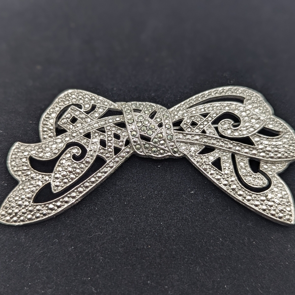 Silver Toned Vintage Large Marcasite Bow Brooch - J-011 - Picture 3 of 4